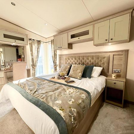 Stunning Caravan With Full Lake View At Southview Holiday Park Ref 33004Ml Скегнес Екстериор снимка