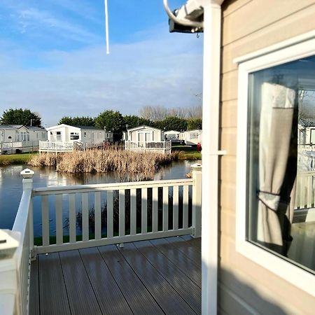 Stunning Caravan With Full Lake View At Southview Holiday Park Ref 33004Ml Скегнес Екстериор снимка