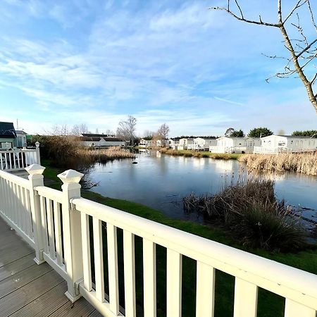 Stunning Caravan With Full Lake View At Southview Holiday Park Ref 33004Ml Скегнес Екстериор снимка