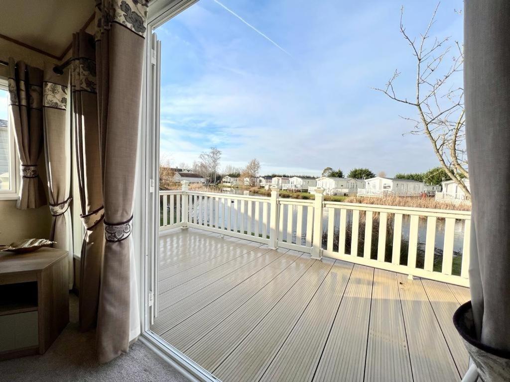 Stunning Caravan With Full Lake View At Southview Holiday Park Ref 33004Ml Скегнес Екстериор снимка