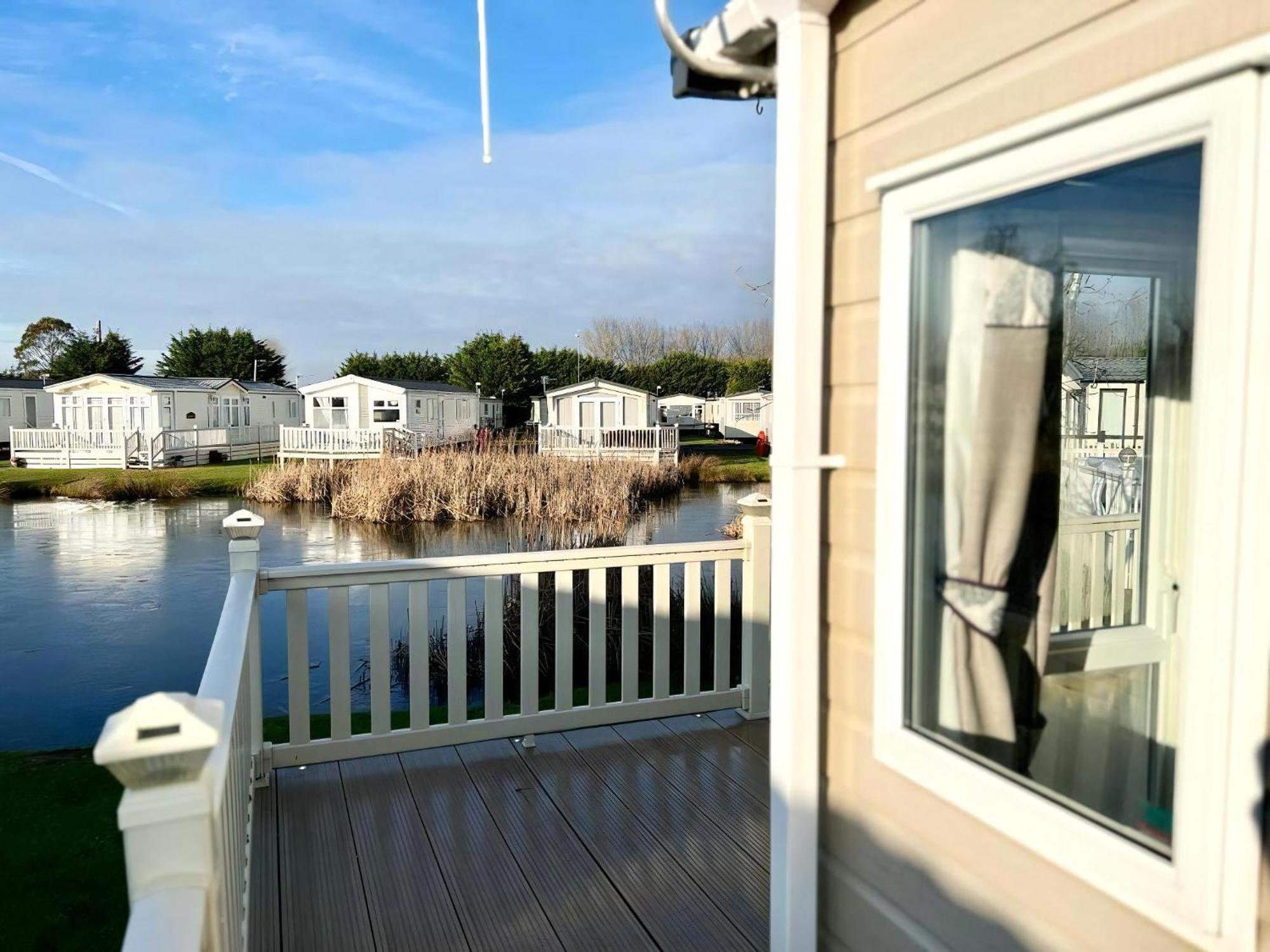 Stunning Caravan With Full Lake View At Southview Holiday Park Ref 33004Ml Скегнес Екстериор снимка