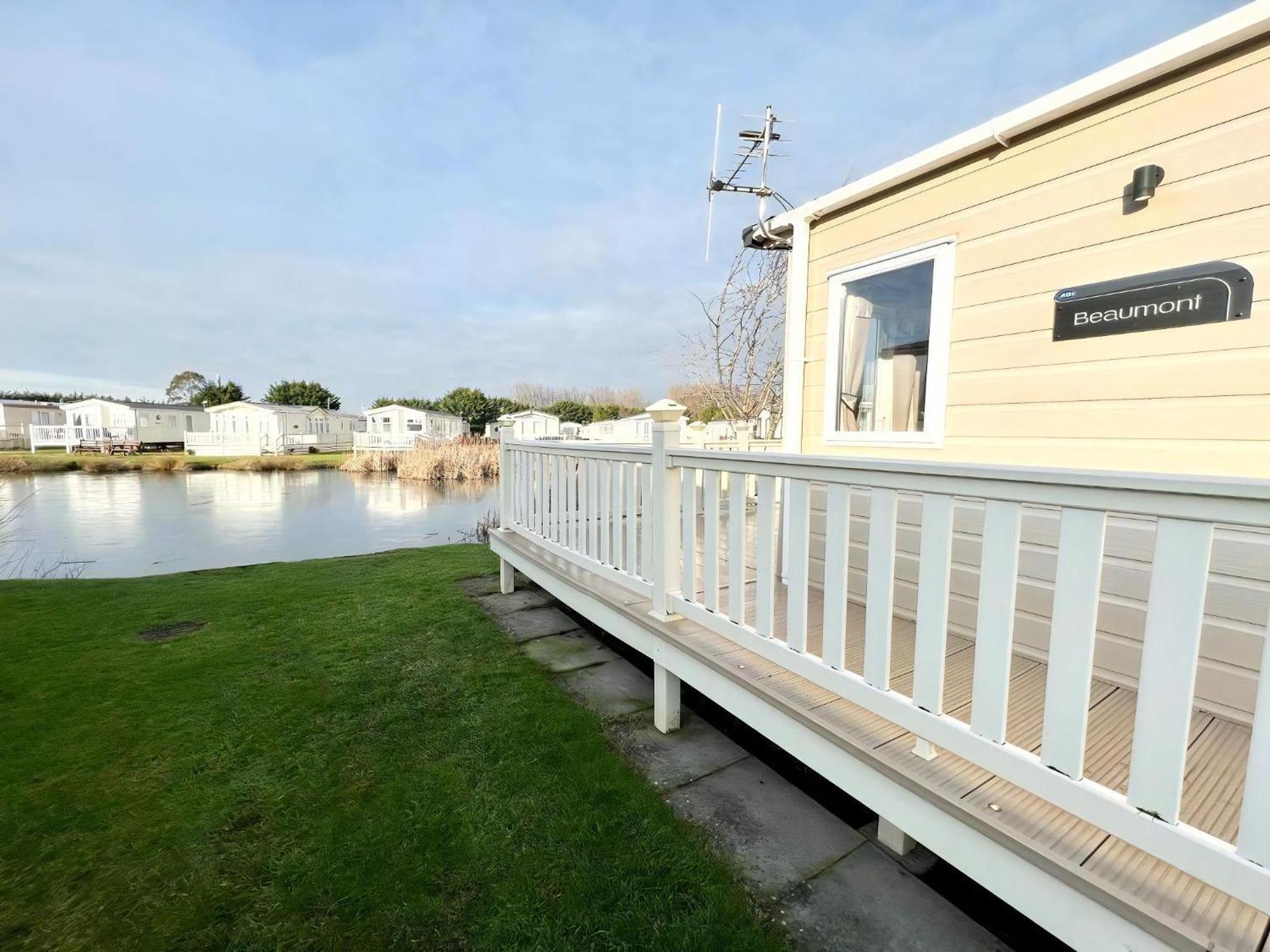 Stunning Caravan With Full Lake View At Southview Holiday Park Ref 33004Ml Скегнес Екстериор снимка